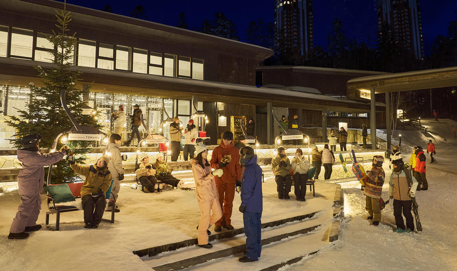 滑り終えた後は、雪上ペアリフトチェアで乾杯！トマムdeアプレスキー