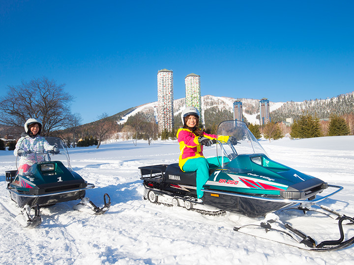 大雪原スノーモービル